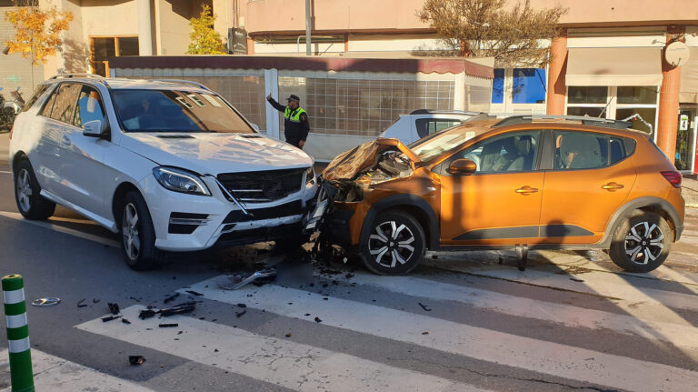 Accidente en cruce de Ejido y Mercedes deja tres heridos