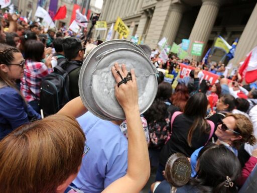 cacerolazos y bloqueos