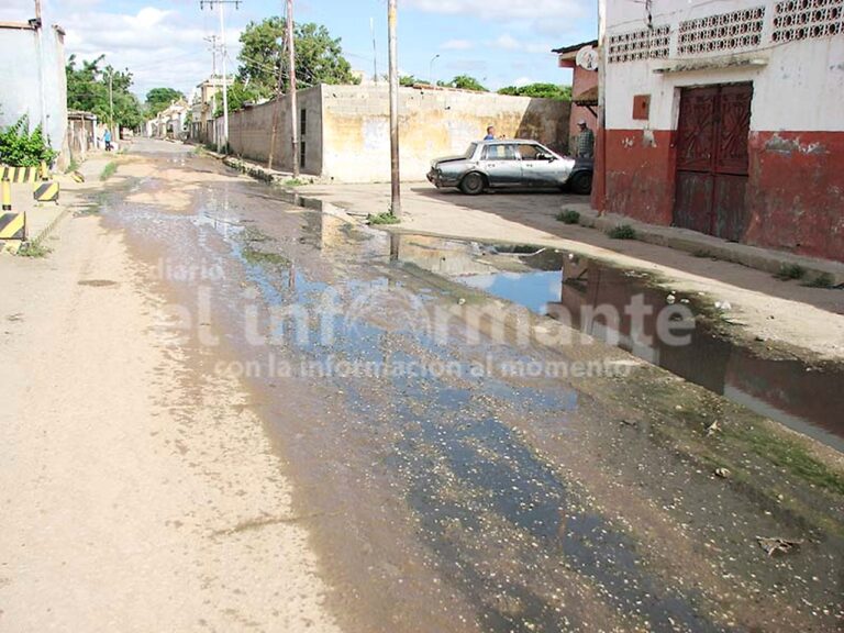 Calle Torres de Carora permanece intransitable tras obra de cloacas
