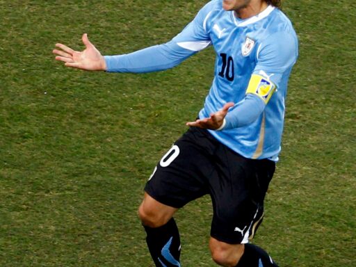 Imagen ilustrativa de Qatar 2022: Every iconic goal of Diego Forlan's legendary 2010 World ...