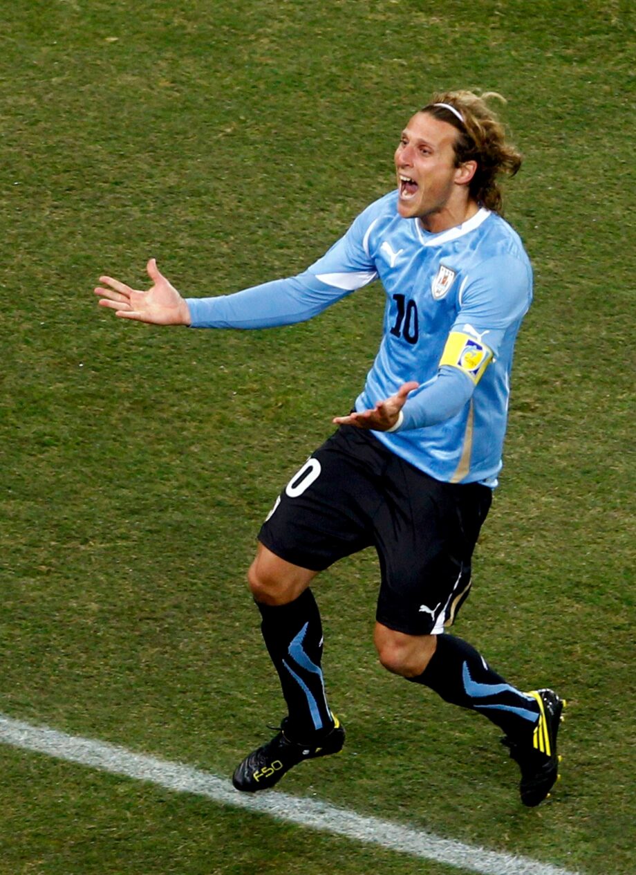 Imagen ilustrativa de Qatar 2022: Every iconic goal of Diego Forlan's legendary 2010 World ...