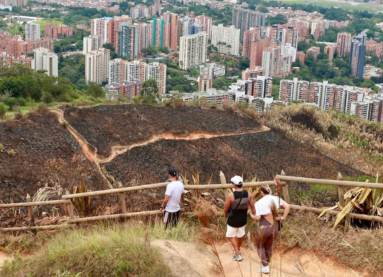 ESCÁNDALO EN MEDELLÍN: ¿Qué Oculta la Nueva Tendencia Santa Fe que Vuelve a Explotar? - El origen del fuego: ¿un partido o una conspiración empresarial?