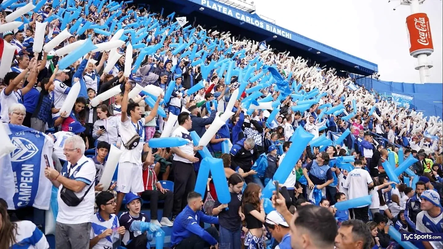 ESCÁNDALO EN VÉLEZ: FILTRAN VIDEO DE FIESTA DE JUGADORES Y AMENAZAN DESPIDO DEL DT - La reacción de la afición y de los medios: de la sorpresa al clamor