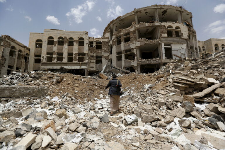 Guerra en Yemen se intensifica tras avances oficiales y ataque hutí a Arabia Saudita