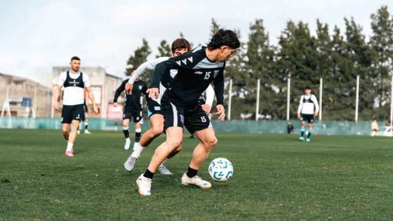 Selección uruguaya enfrenta a India con medias rosadas ONCE