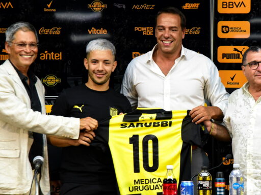 Imagen ilustrativa de Peñarol presentó dorsales del plantel 2025: mirá los números de Campaña ...
