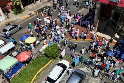 Personas evacuando rascacielos y edificios en Ciudad de Panamá tras el sismo de magnitud 7.6
