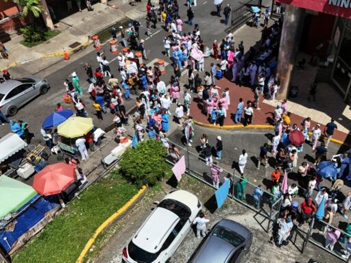 Personas evacuando rascacielos y edificios en Ciudad de Panamá tras el sismo de magnitud 7.6